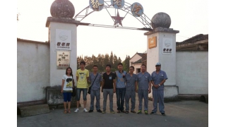 公司黨員服務(wù)隊中秋前情系敬老院